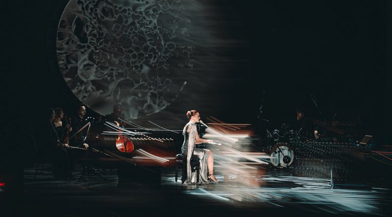 Leyah încheie turneul național „Cinestezia” pe 18 noiembrie la Teatrul Național București