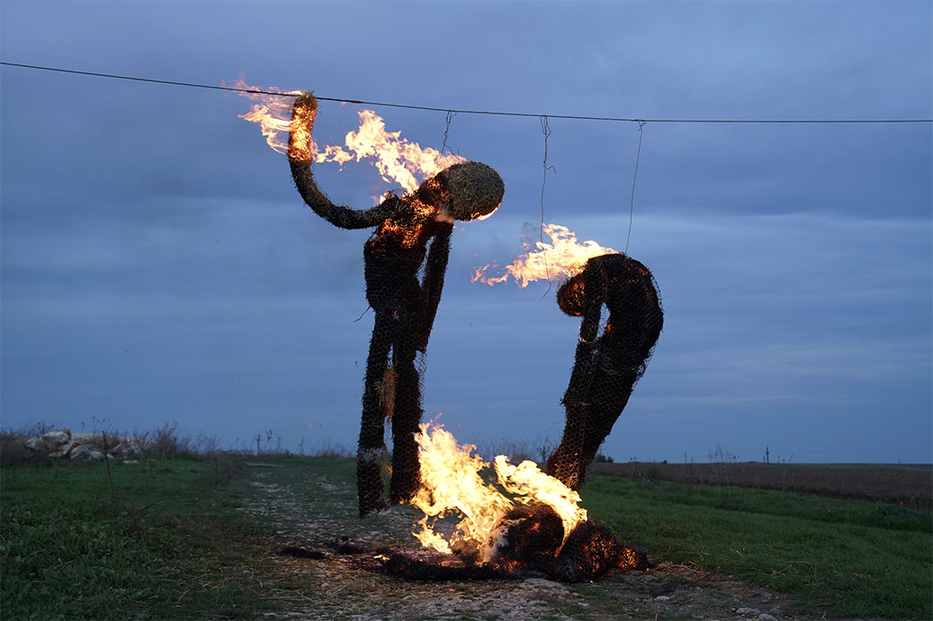 Omul de paie - alegătorul de 35 de ani de libertate, față-n față cu busturi de președinți și ciorile lor vopsite, &icirc;n expoziția manifest social N.P.C. a sculptorului Lucian Țăran