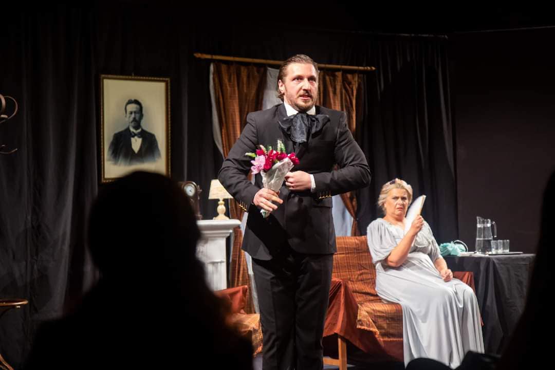 Spumoasa comedie "Cerere in casatorie" ajunge la&nbsp; Ploiești&nbsp; , pe data de 30 noiembrie, de Sfantul Andrei