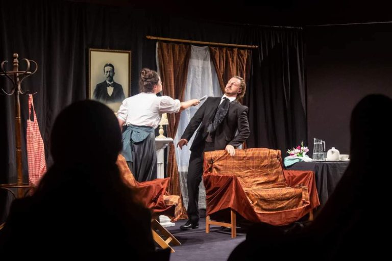 Spumoasa comedie "Cerere in casatorie" ajunge la  Ploiești  , pe data de 30 noiembrie, de Sfantul Andrei