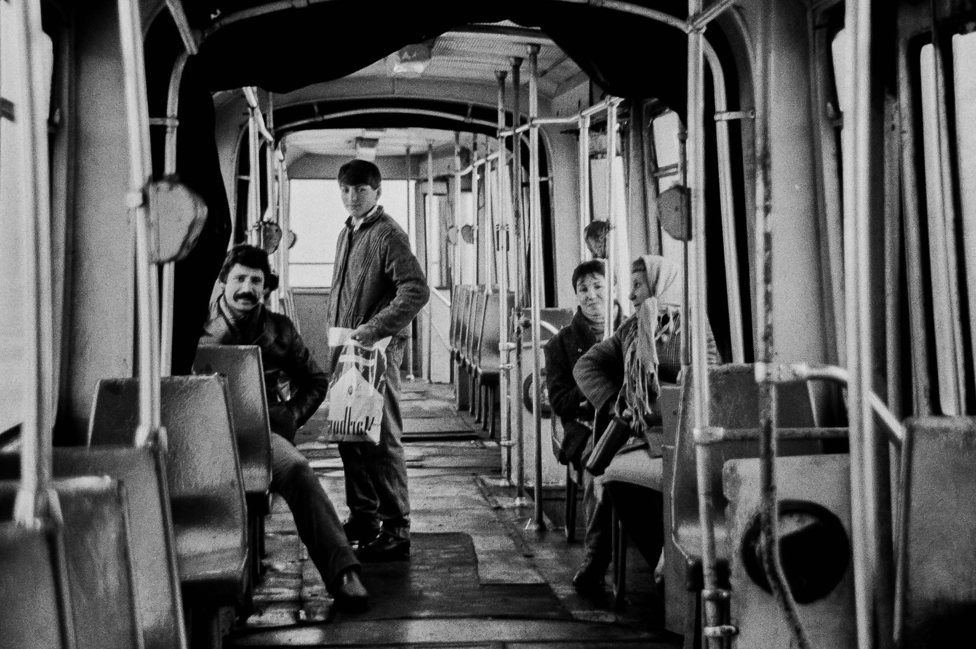 O expoziție provocatoare, care explorează memoria recentă - &bdquo;Țara din care venim. Primii 35 de ani&rdquo;