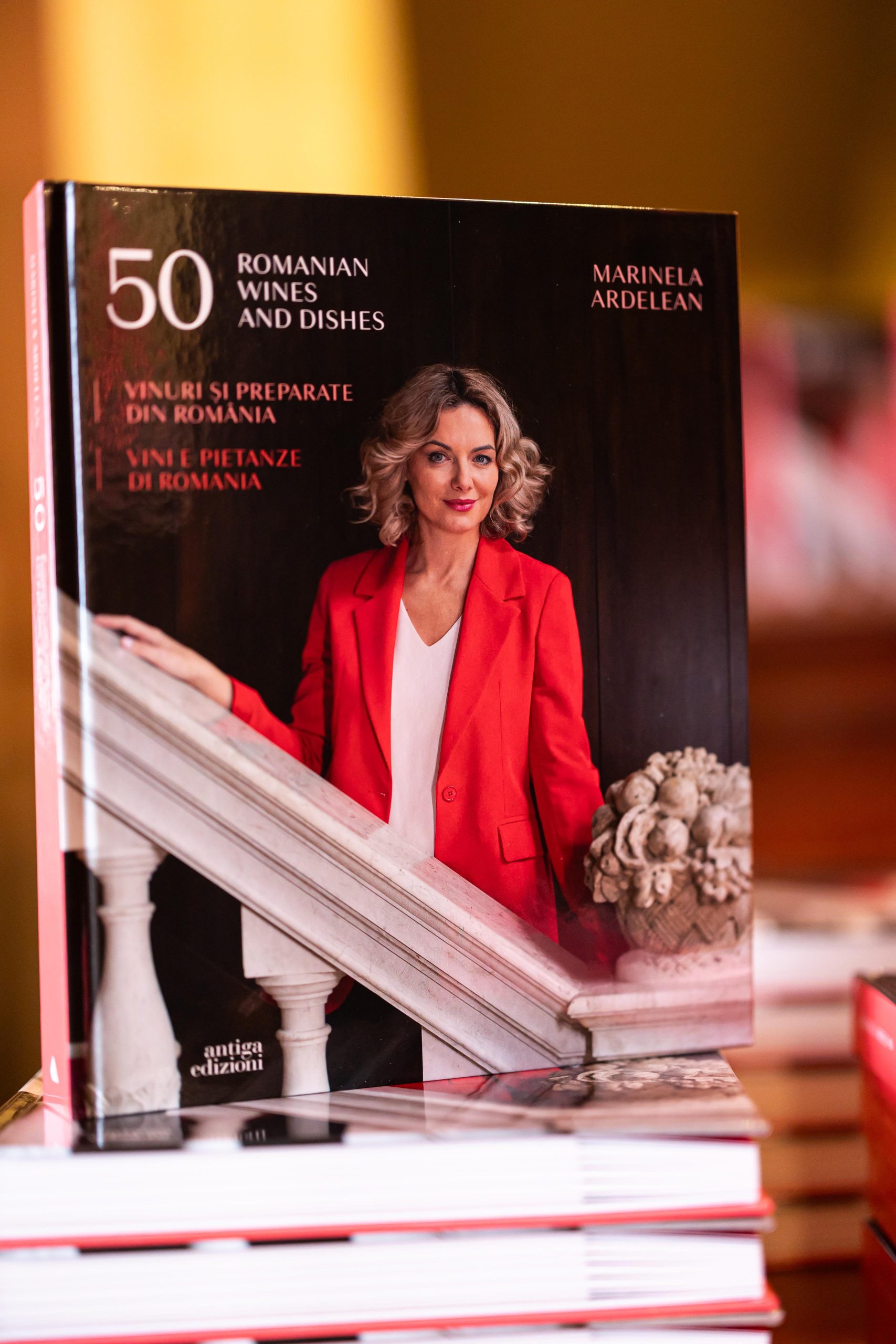 Cluj: Marinela Ardelean a lansat &bdquo;50 de vinuri și preparate din Rom&acirc;nia&rdquo; , primul volum trilingv volum dedicat promovării vinului rom&acirc;nesc, la Wonderland Resort, &icirc;n prezența a 300 de persoane