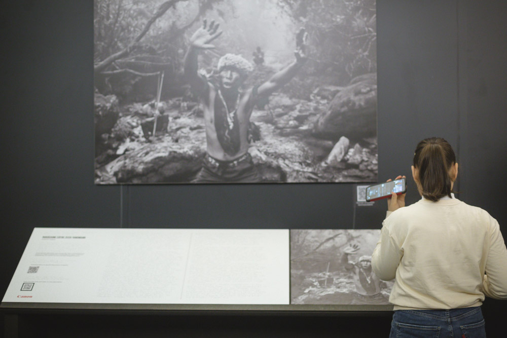 Canon Rom&acirc;nia și Muzeul Antipa lansează &bdquo;World Unseen&rdquo;, expoziția de fotografie incluzivă pe care trebuie să o simți ca să o vezi