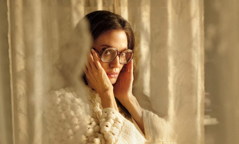 Angelina Jolie îi dă viață Mariei Callas în cel mai recent film semnat de Pablo Larraín: MARIA, rulează în cinematografele din toată țara