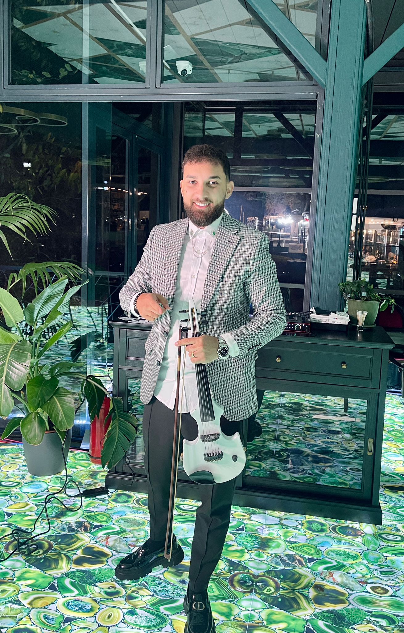 Emanuel Vardianu, tânărul violinist care la vârsta de 13 ani a cântat în deschiderea Festivalului George Enescu, a lansat videoclipul Carol of the Bells