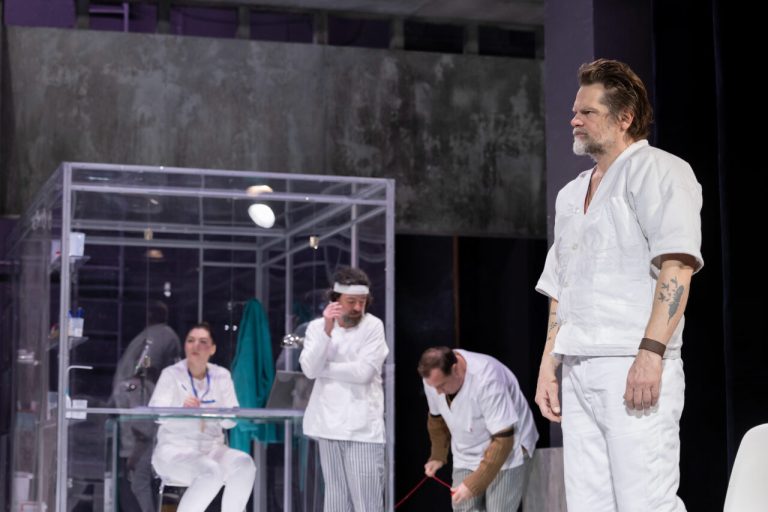 Zbor deasupra unui cuib de cuci, o poveste despre libertatea spiritului, pe scena Teatrului Nottara