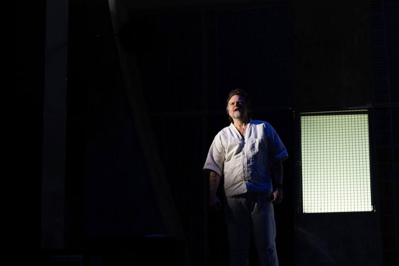 Zbor deasupra unui cuib de cuci, o poveste despre libertatea spiritului, pe scena Teatrului Nottara