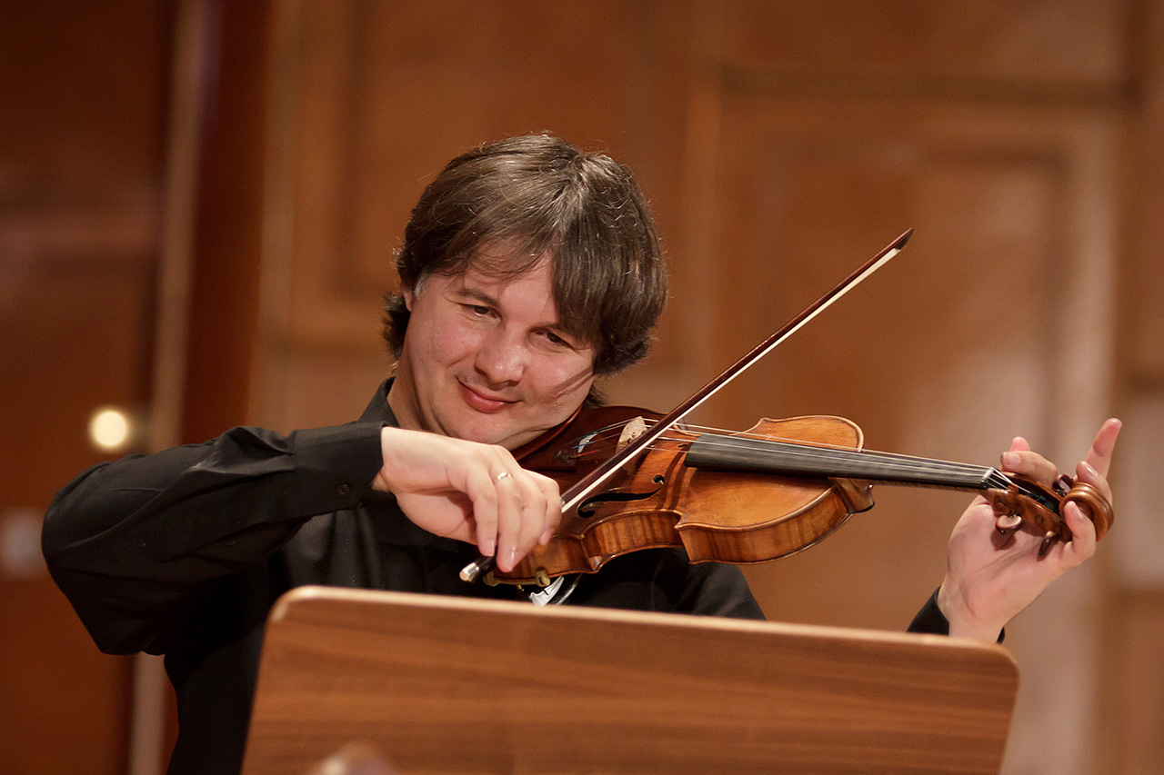 Dirijorul britanic Christopher Ward și violonistul Liviu Prunaru invitați la Sala Radio