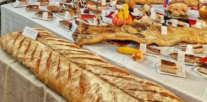 Producătorii români invitați la Slaninijada, cel mai popular eveniment dedicat slăninii tradiționale din Serbia și Estul Europei