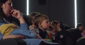 Baby Cinema, proiecțiile speciale pentru părinți și copii, continuă cu filmul Școala animalelor magice