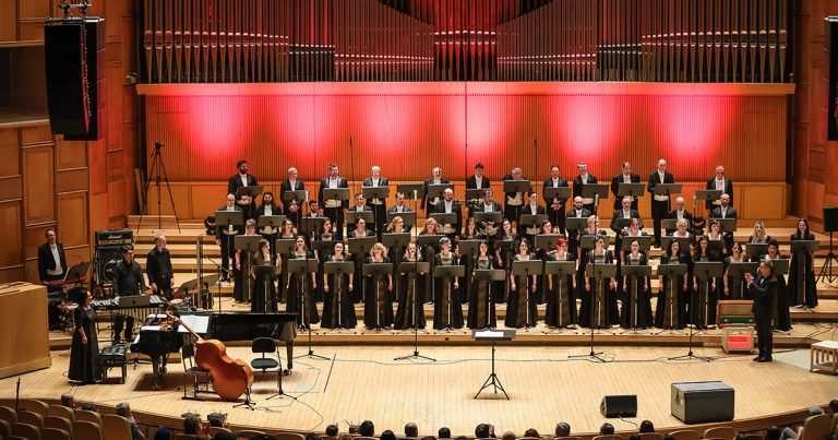 Tango, foxtrot, rock-twist, swing-waltz: Corul Academic Radio aniversează 85 de ani