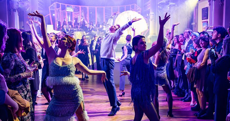 Ultimele 10 reprezentații ale spectacolului de teatru imersiv "Marele Gatsby" din acest sezon