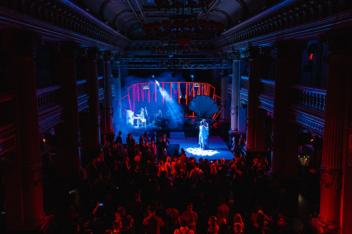 Ultimele 10 reprezentații ale spectacolului de teatru imersiv "Marele Gatsby" din acest sezon