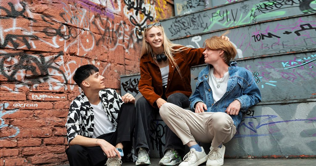 Streetwear-ul domină moda tinerilor: Branduri și outfituri must-have