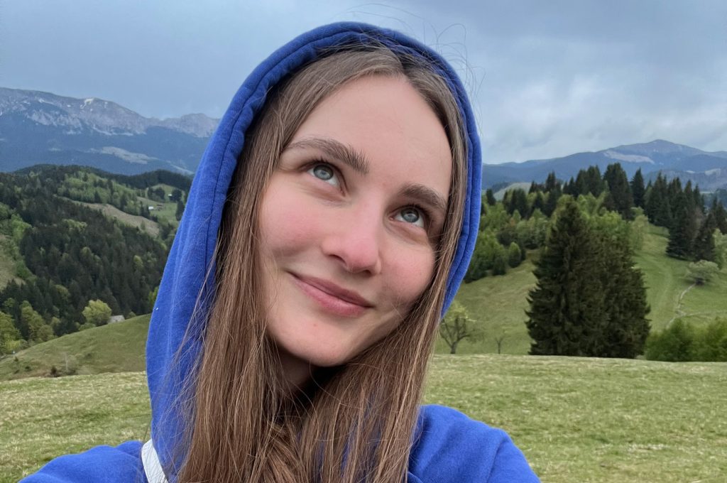 NICOLETA PETROV, instructor de yoga