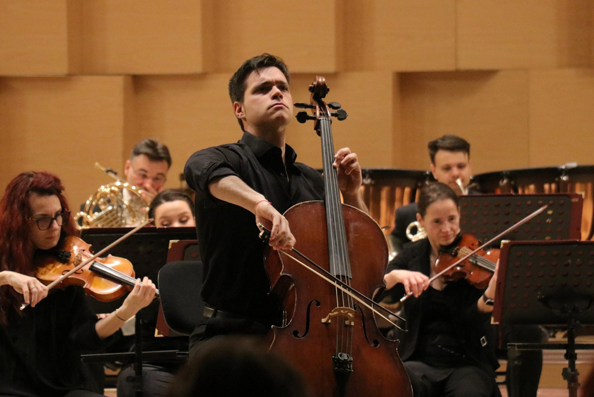 Violoncelistul Atanas Krastev va c&acirc;nta alături de orchestra Filarmoncii Brașov, &icirc;ntr-un concert dirijat de Cristian Oroșanu