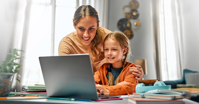 Copiii intră în vacanță, hackerii nu: Sfaturi de la Asociația Română a Băncilor pentru siguranța online în familie