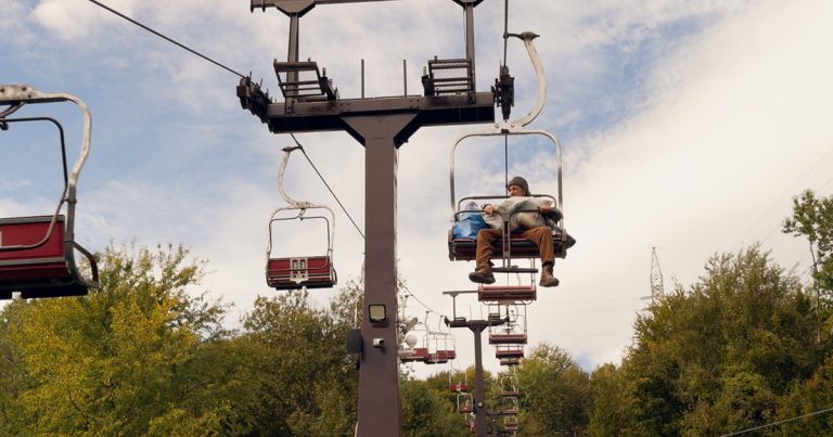 „Kontinental ’25” de Radu Jude, câștigător al Ursului de Argint la Berlinale, ajunge în cinematografele din România din 20 iunie