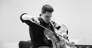 Violoncelistul Atanas Krastev va cânta alături de orchestra Filarmoncii Brașov, într-un concert dirijat de Cristian Oroșanu