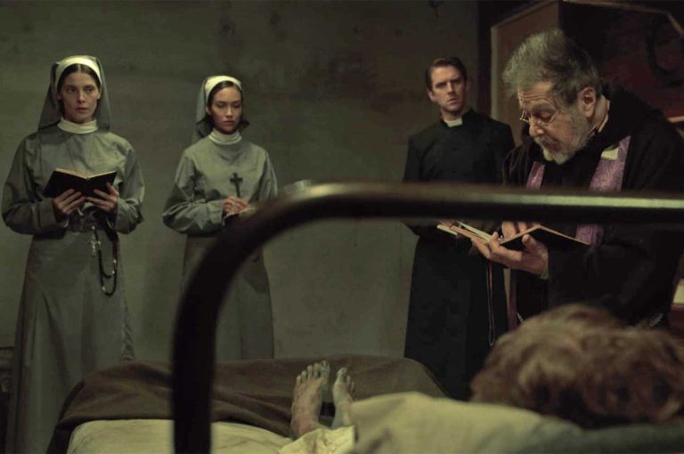 Exorcizarea The Ritual Al Pacino, în haine de... preot