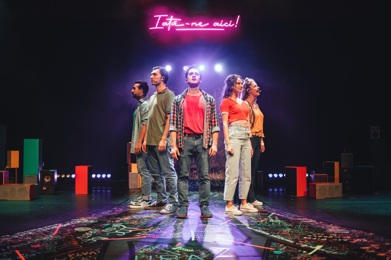 Ultimele reprezentații ale musicalurilor &bdquo;Iată-ne aici!&rdquo; și &bdquo;THRILL ME&rdquo;, produse de Touchstone Creative, vor avea loc pe 14 și 15 mai 2025, la TNB și Teatrul Metropolis