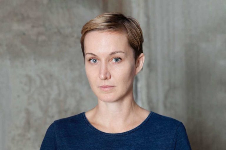 Prin identitatea și emoțiile lui Kaari Upson