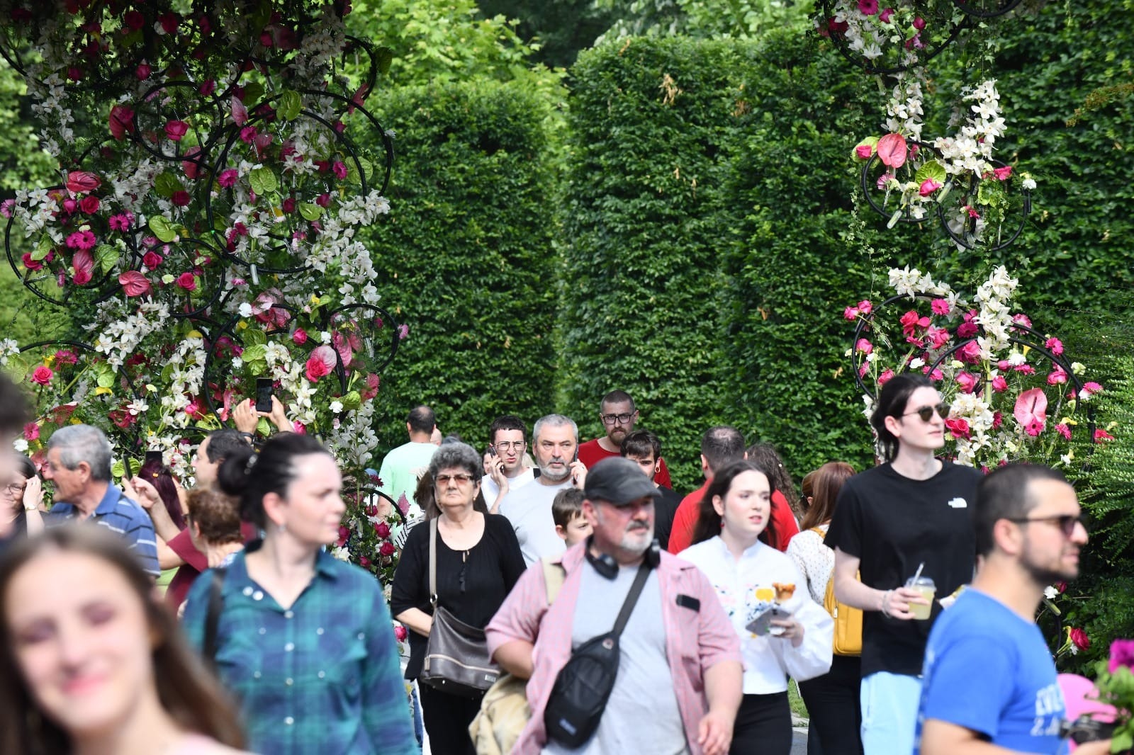 Marile atracții de la West Side Flower Fest: 15 grădini inspirate din cărți, decorațiuni de până la cinci metri înălțime, proiecții pe apă și peste 100.000 de flori, în Parcul Drumul Taberei