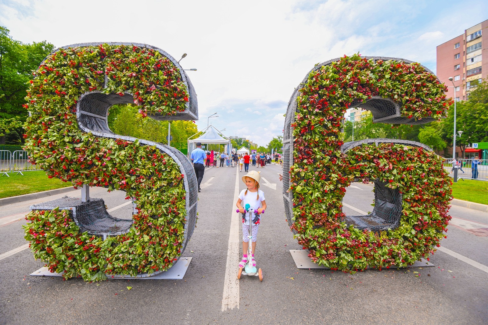 Marile atracții de la West Side Flower Fest: 15 grădini inspirate din cărți, decorațiuni de până la cinci metri înălțime, proiecții pe apă și peste 100.000 de flori, în Parcul Drumul Taberei