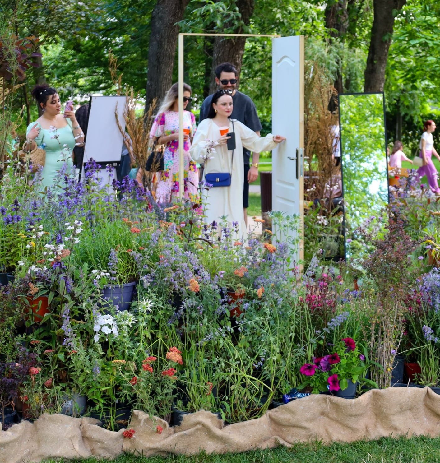 Marile atracții de la West Side Flower Fest: 15 grădini inspirate din cărți, decorațiuni de până la cinci metri înălțime, proiecții pe apă și peste 100.000 de flori, în Parcul Drumul Taberei