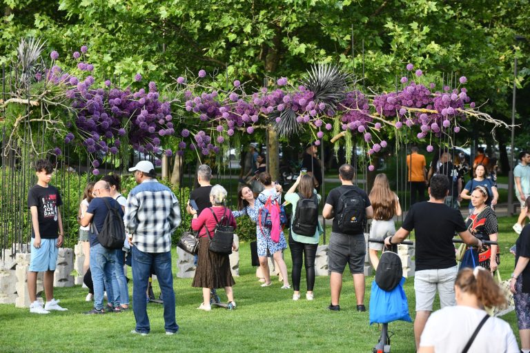 Marile atracții de la West Side Flower Fest: 15 grădini inspirate din cărți, decorațiuni de până la cinci metri înălțime, proiecții pe apă și peste 100.000 de flori, în Parcul Drumul Taberei