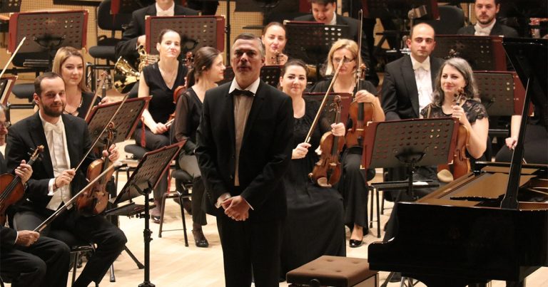 Dirijorul grec Michalis Economou și pianistul Csíky Boldizsár Jr., în concert la Filarmonica Brașov