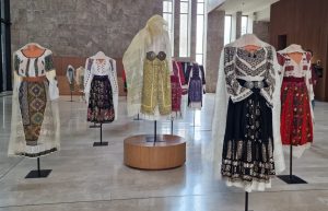 De Ziua Universală a Iei, ARCUB deschide expoziția „Alai”, curatoriată de Ștefana Samfira, o pledoarie pentru Patrimoniul Viu, la Casa Eliad