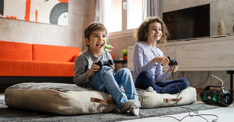 Copiii și jocurile video: beneficii și riscuri