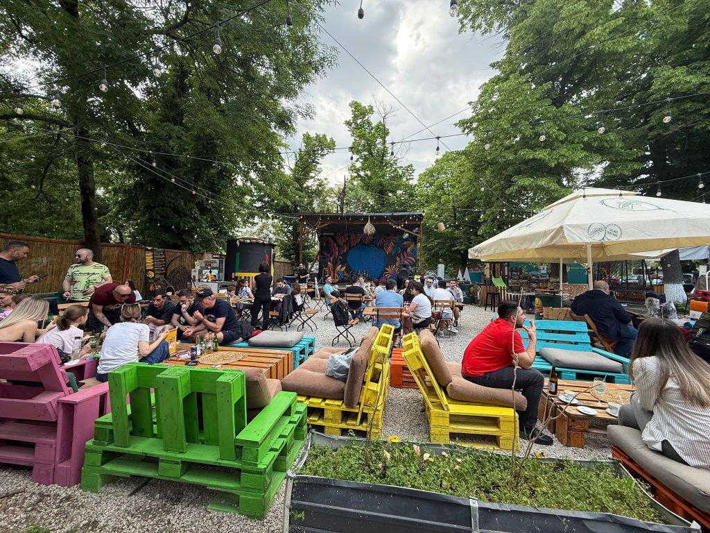 Situat în inima Bucureștiului, nJOY Club & Garden este spațiul ideal pentru organizarea concertelor live și a evenimentelor speciale, oferind un cadru modern, vibrant și flexibil.