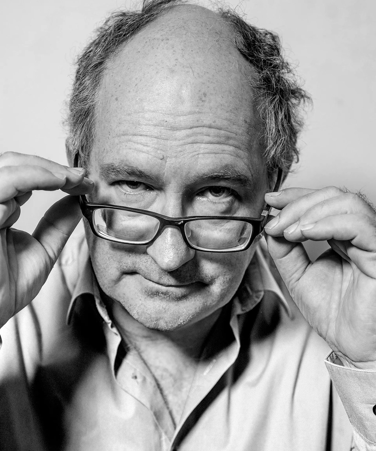 &bdquo;Zidul&rdquo;, de John Lanchester &ndash; O lectură hipnotizantă ce sfidează granițele realității și vă poartă &icirc;ntr-o distopie &icirc;nfricoșător de plauzibilă