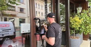 FICT lansează o nouă ediție a proiectului #Geamulcupoezie, în centrul Clujului
