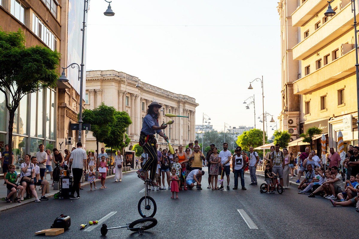 Spectacole de animație, acrobații și ateliere pentru copii la „Străzi Deschise – București” în acest weekend