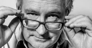 „Zidul”, de John Lanchester – O lectură hipnotizantă ce sfidează granițele realității și vă poartă într-o distopie înfricoșător de plauzibilă