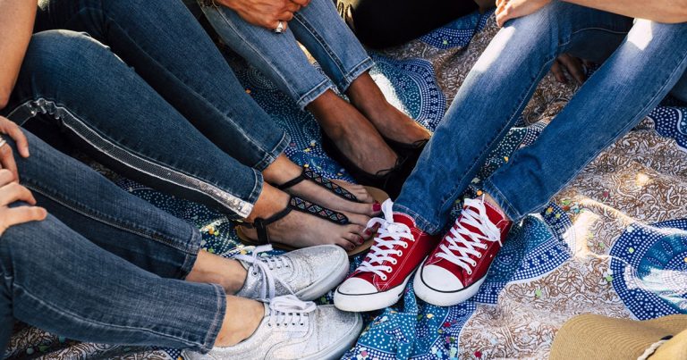 Cum să asortezi adidași emblematici cu pantaloni la modă