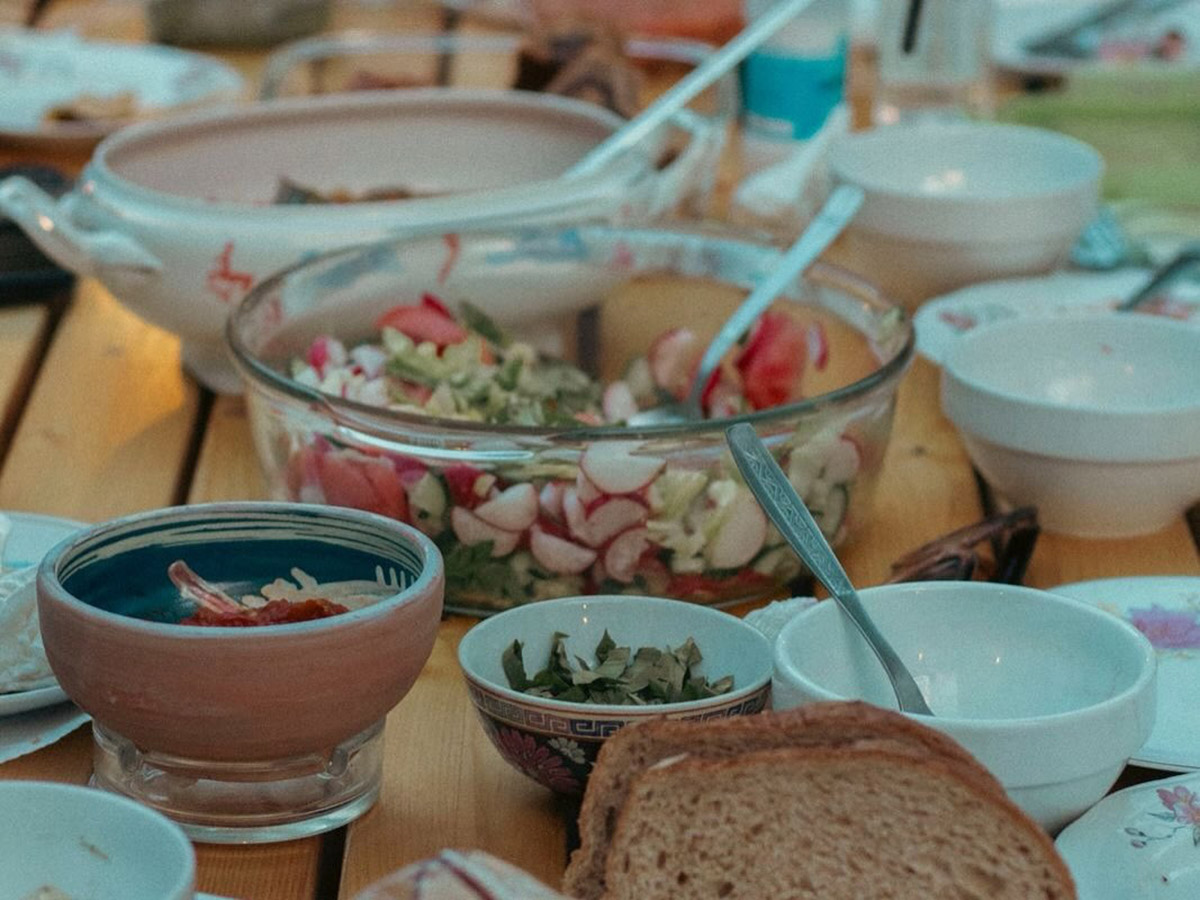 Ce au &icirc;n comun vinilurile, foarfecele, gustările delicioase și muzica bună? Collage Festival 2025!