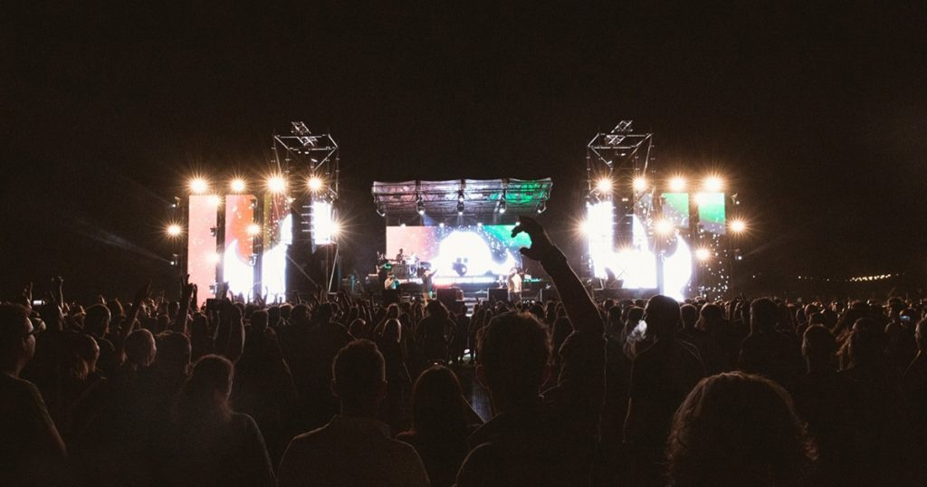 Tot ce trebuie să știi despre festivalul LAROCK la Domeniul Cantacuzino: trupe, activări și sistemul de acces