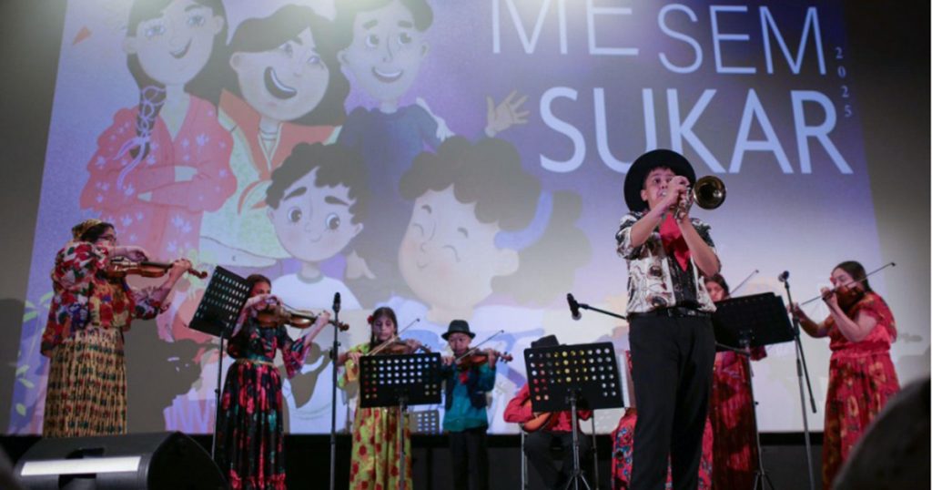 Proiectul „Me sem sukar” a ajuns la final, sute de tineri romi și copii din medii defavorizate au descoperit puterea vocii lor
