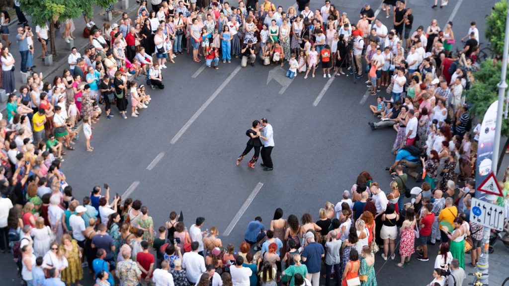 Străzi Deschise – București, Promenadă urbană: pe 23 și 24 august, Calea Victoriei și Piața Amzei devin scene pentru artă, sport și dans 