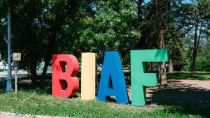 BIAF 2025 Festivalul Internațional de Teatru Independent COMIC 7 B – Teatrul care respiră împreună cu Buzăul 