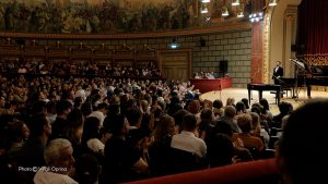 Cătălin Răducanu continuă turneul Un artist, un pian, un țambal – clasic, jazz, folclor la Bistrița, Deva, Iași, Oradea și București