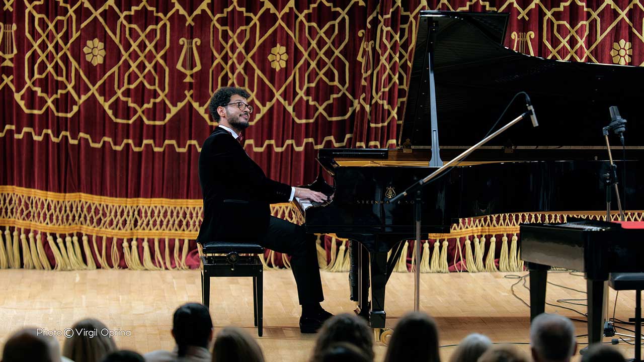 Cătălin Răducanu revine în septembrie 2025 cu a treia ediție a turneului național Un artist, un pian, un țambal – clasic, jazz, folclor