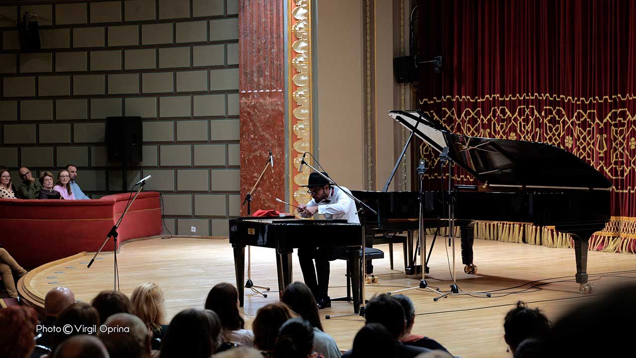 Cătălin Răducanu aduce pianul și țambalul la Grădina cu Filme &ndash; singurul recital &icirc;n aer liber din ediția a III-a a Turneului Național Un artist, un pian , un țambal&nbsp;
