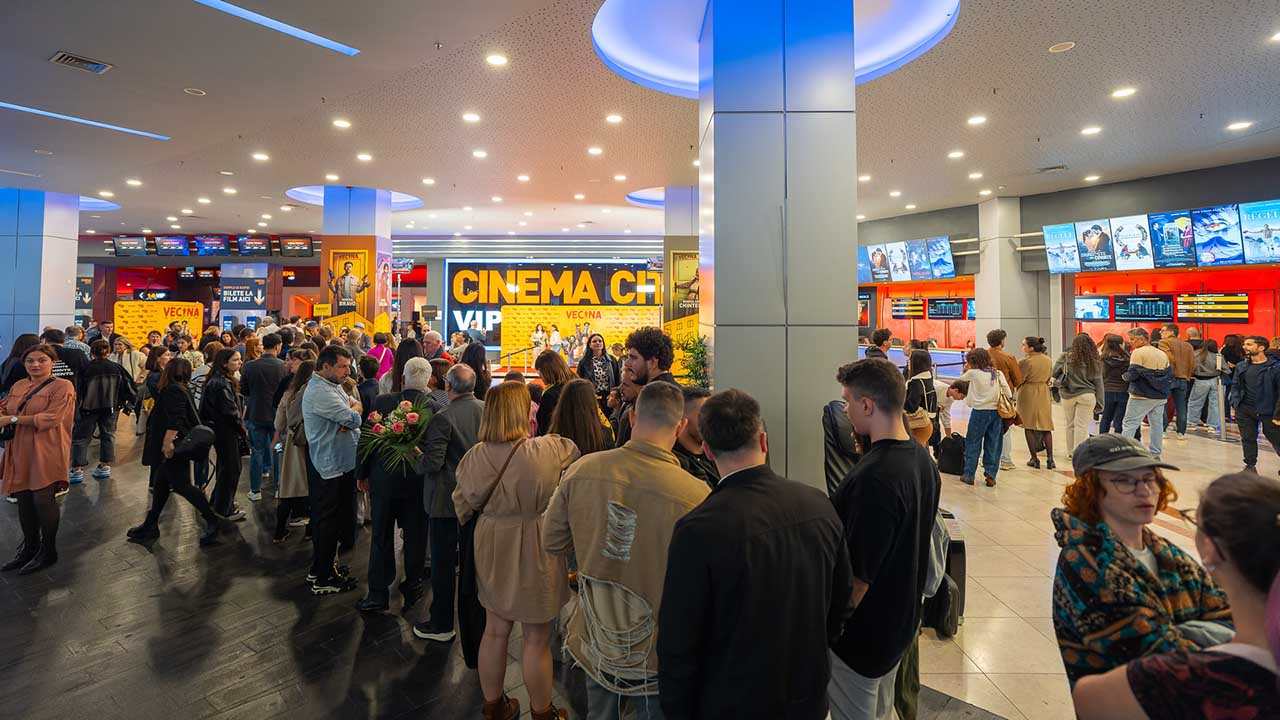 Vecina lui Mircea Bravo a cucerit Bucureștiul: 1600 de spectatori la avanpremiera comediei anului
