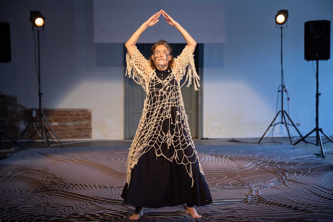 Turneul Acting Out &icirc;ncepe la Cluj: Katia Pascariu, &icirc;n rolul Estherei Magyar-Gonda, deschide dialogul despre corp, memorie și vulnerabilitate