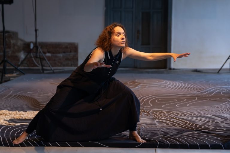 Turneul Acting Out începe la Cluj: Katia Pascariu, în rolul Estherei Magyar-Gonda, deschide dialogul despre corp, memorie și vulnerabilitate